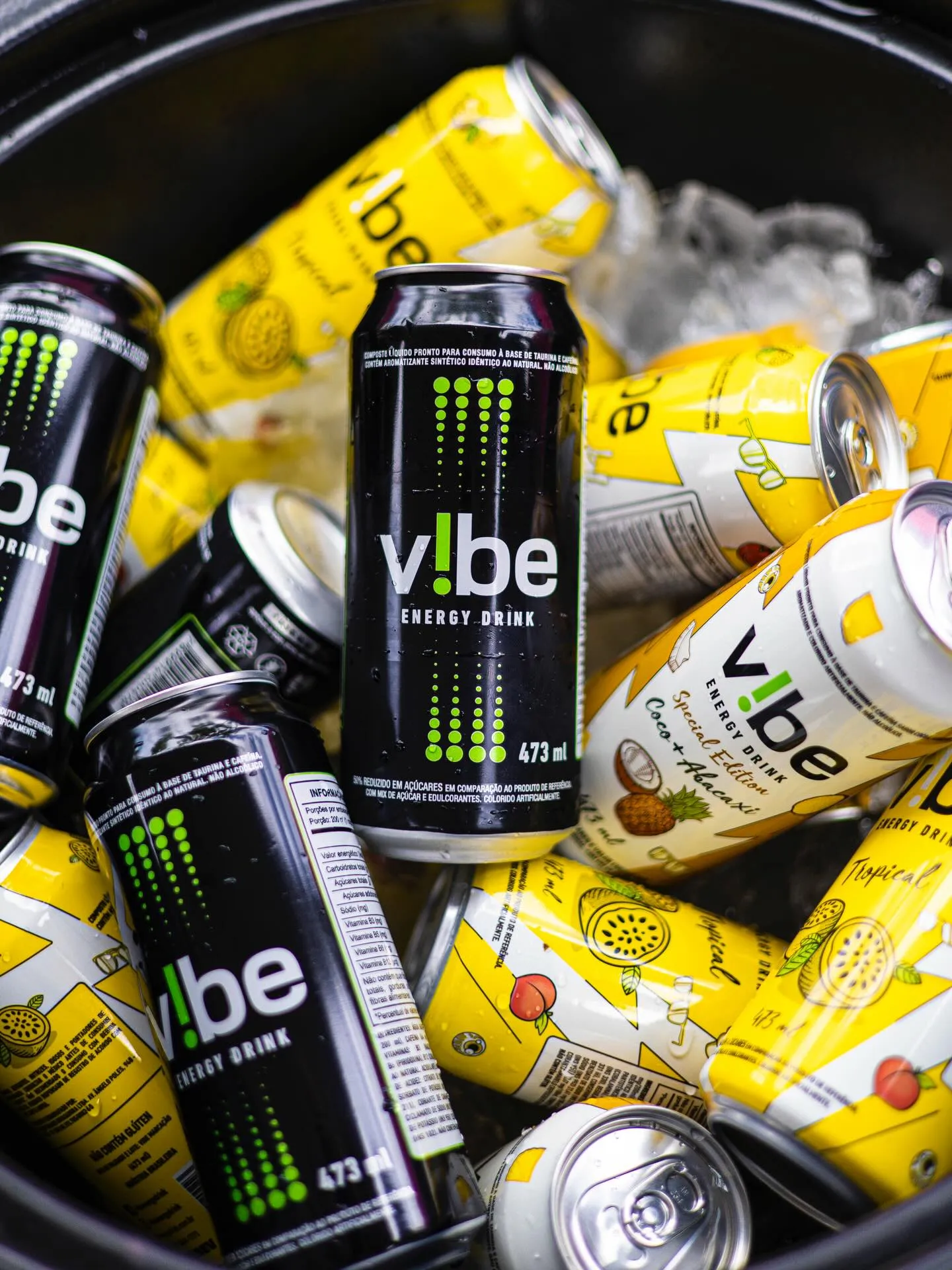 Latas V!be de diferentes sabores no gelo