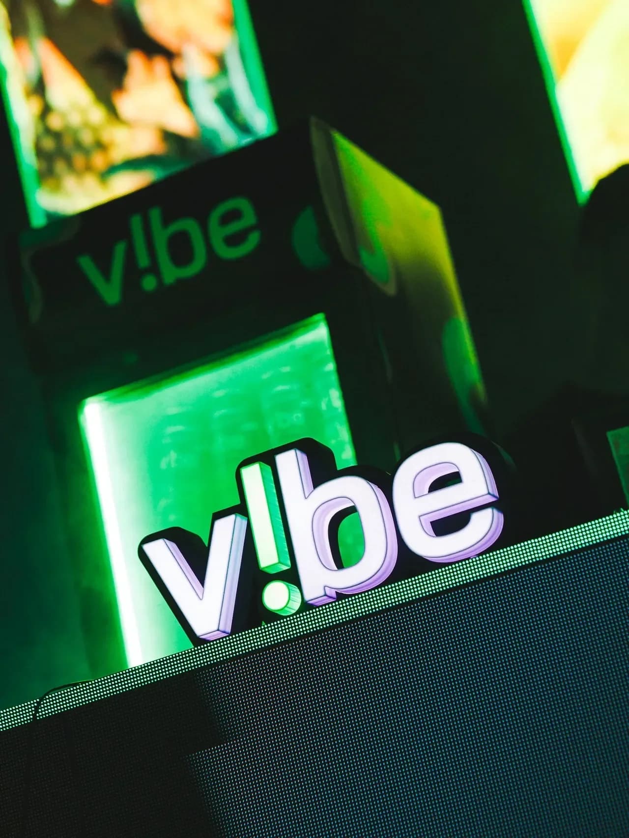 Identidade V!be iluminada em verde em ambiente noturno